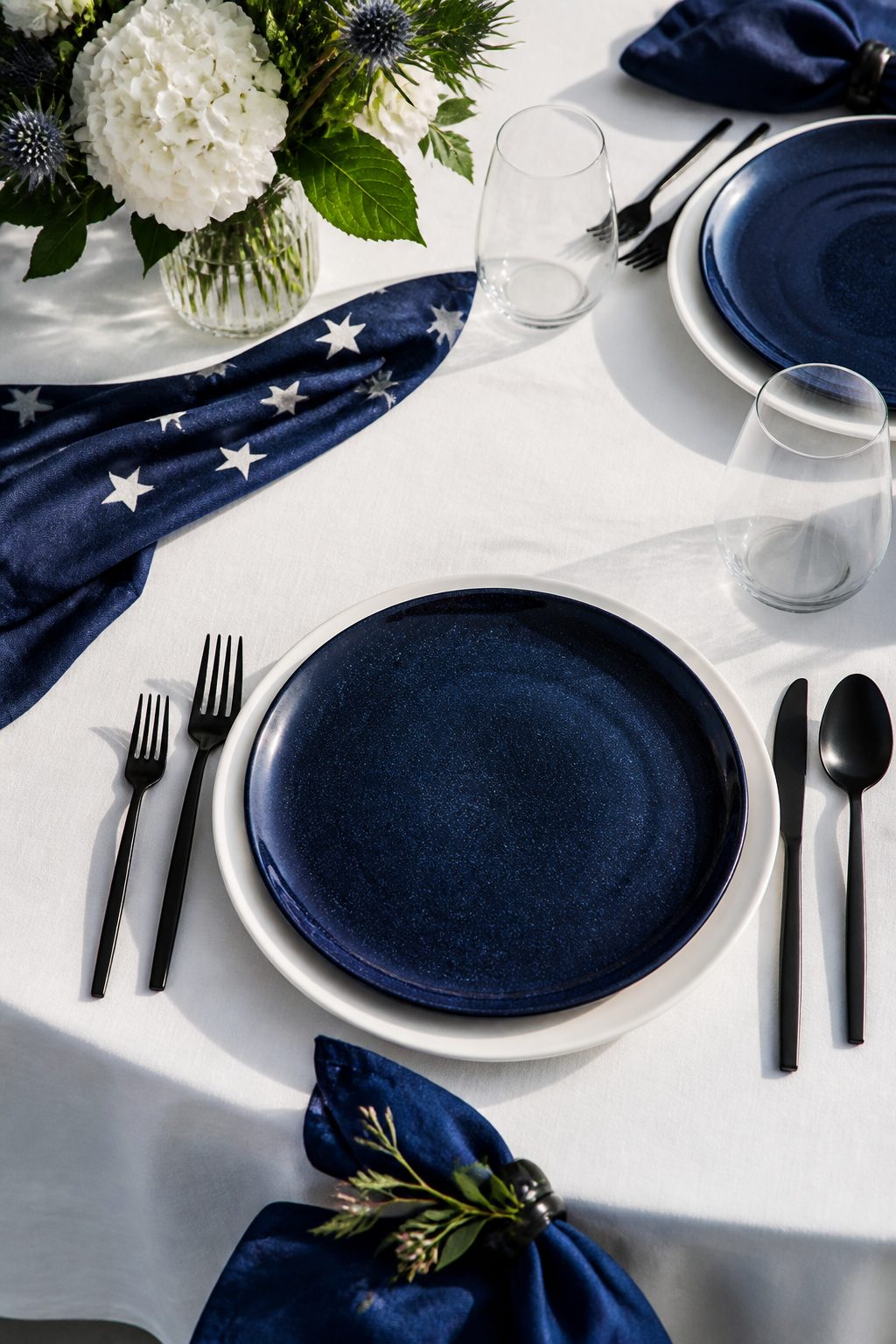 13 Sleek 4th of July Tablescapes Modern Aesthetic Ideas 1 Item 1