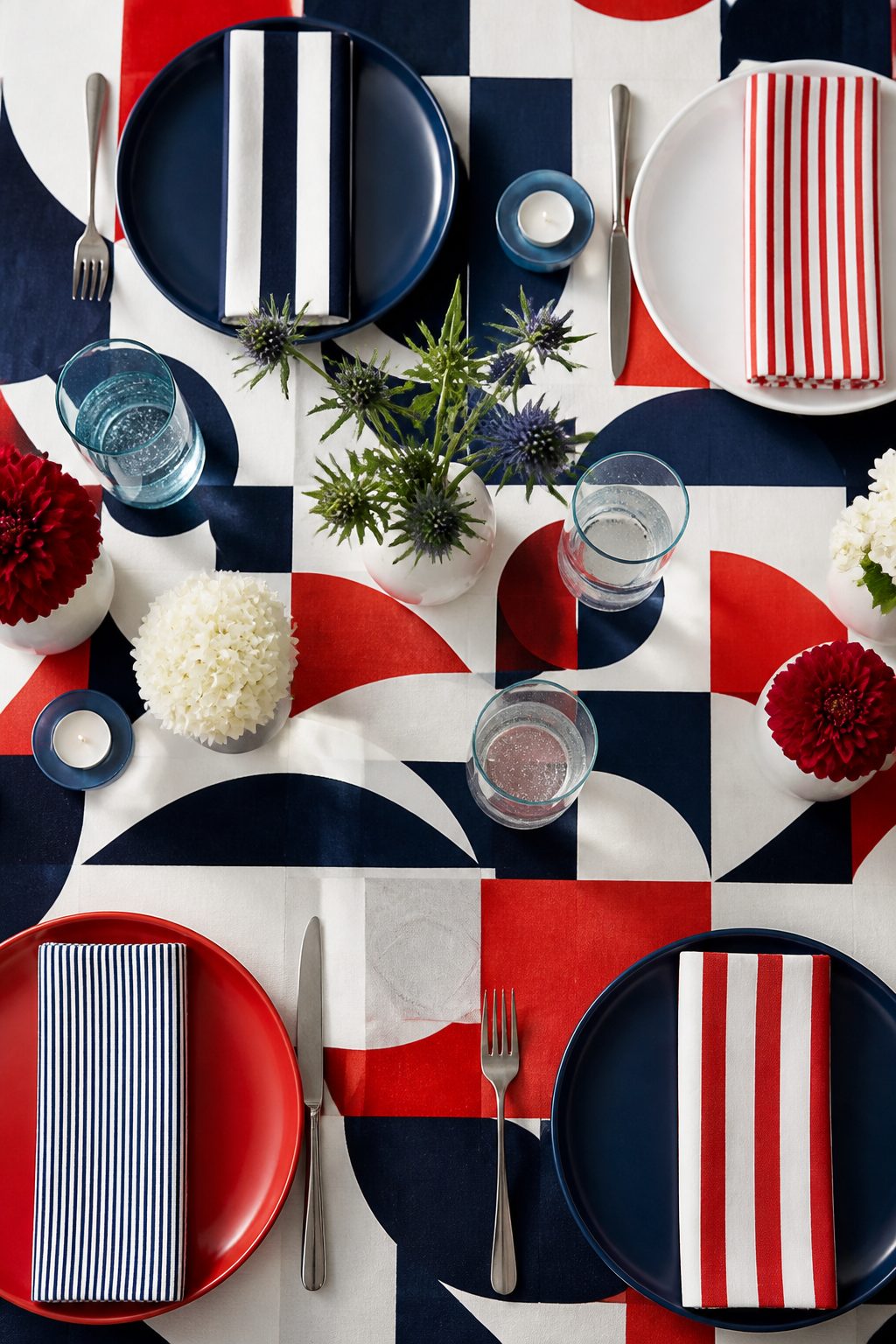 13 Sleek 4th of July Tablescapes Modern Aesthetic Ideas 7 Item 7