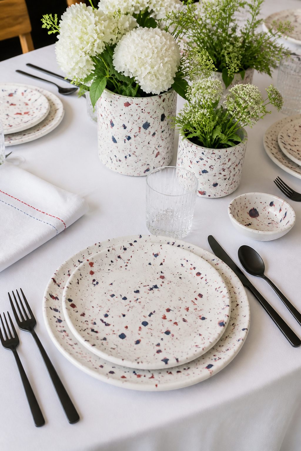 13 Sleek 4th of July Tablescapes Modern Aesthetic Ideas 10 Item 10