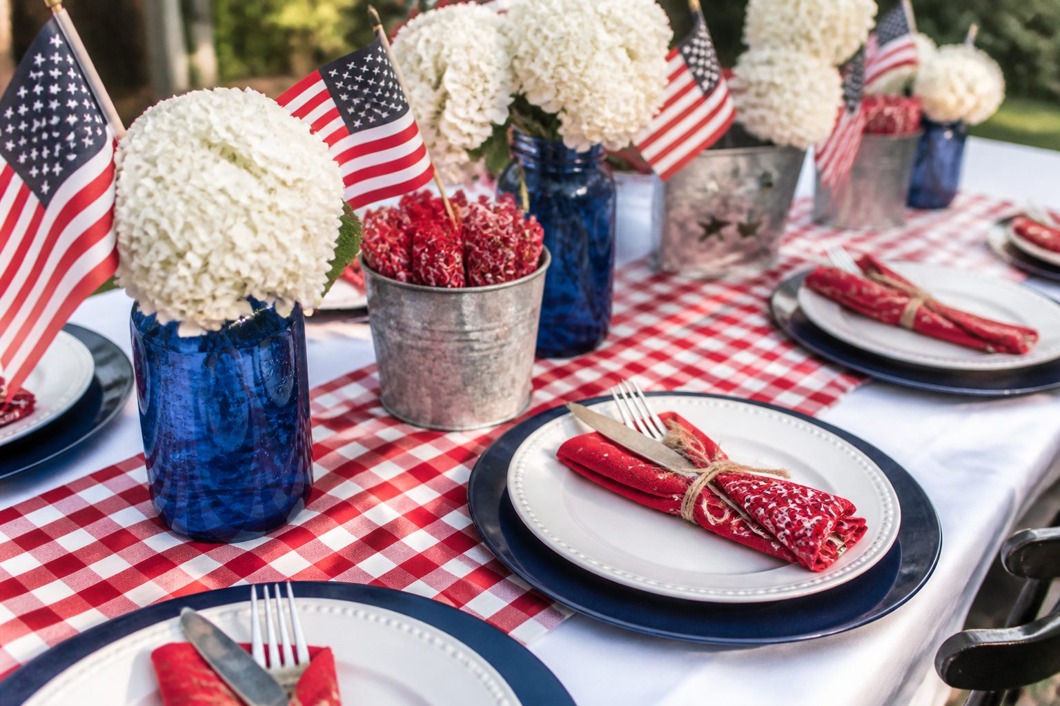 13 4th of July Tablescapes for Backyard BBQ That Are Easy and Stunning