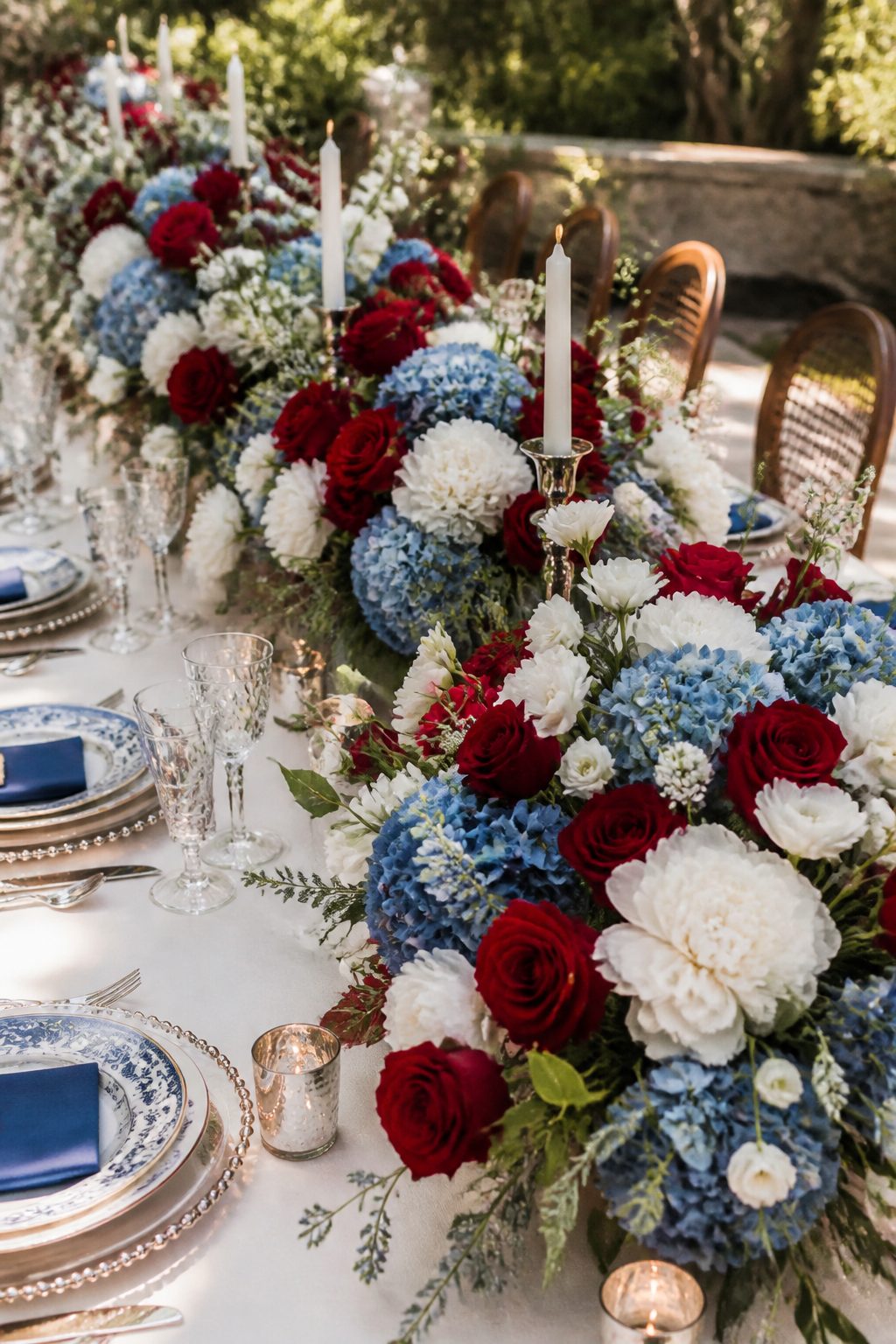 4th of July Tablescapes for Large Family Gatherings: 13 Festive Ideas 4 Item 3