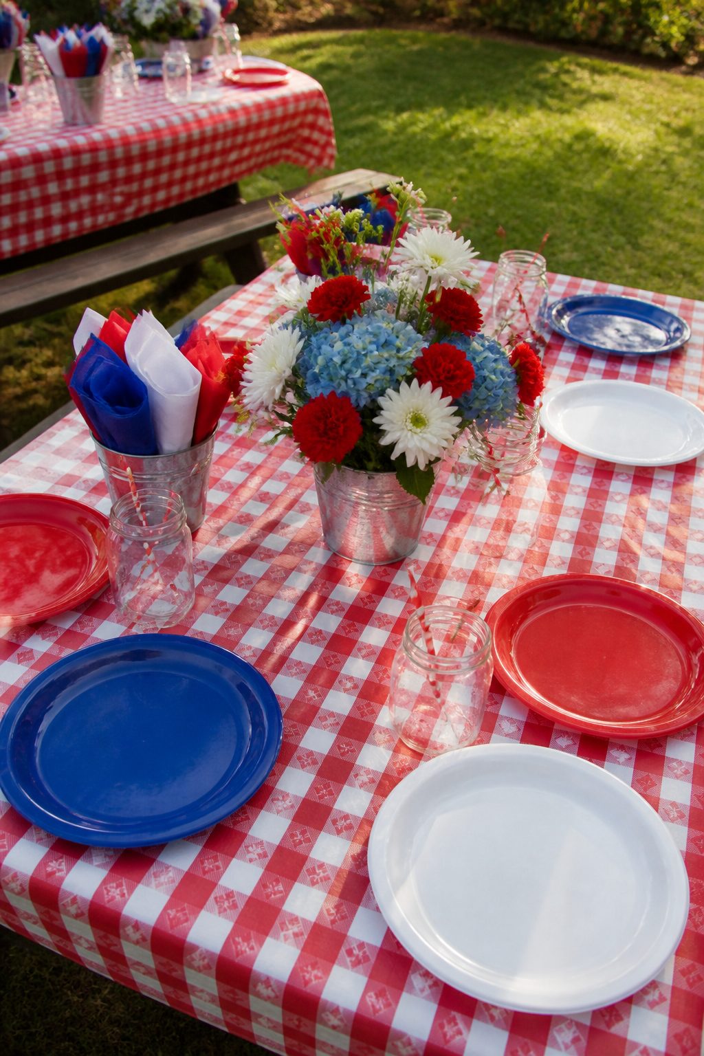 11 Stunning 4th of July Tablescapes for Outdoor Entertaining 11 Item 11