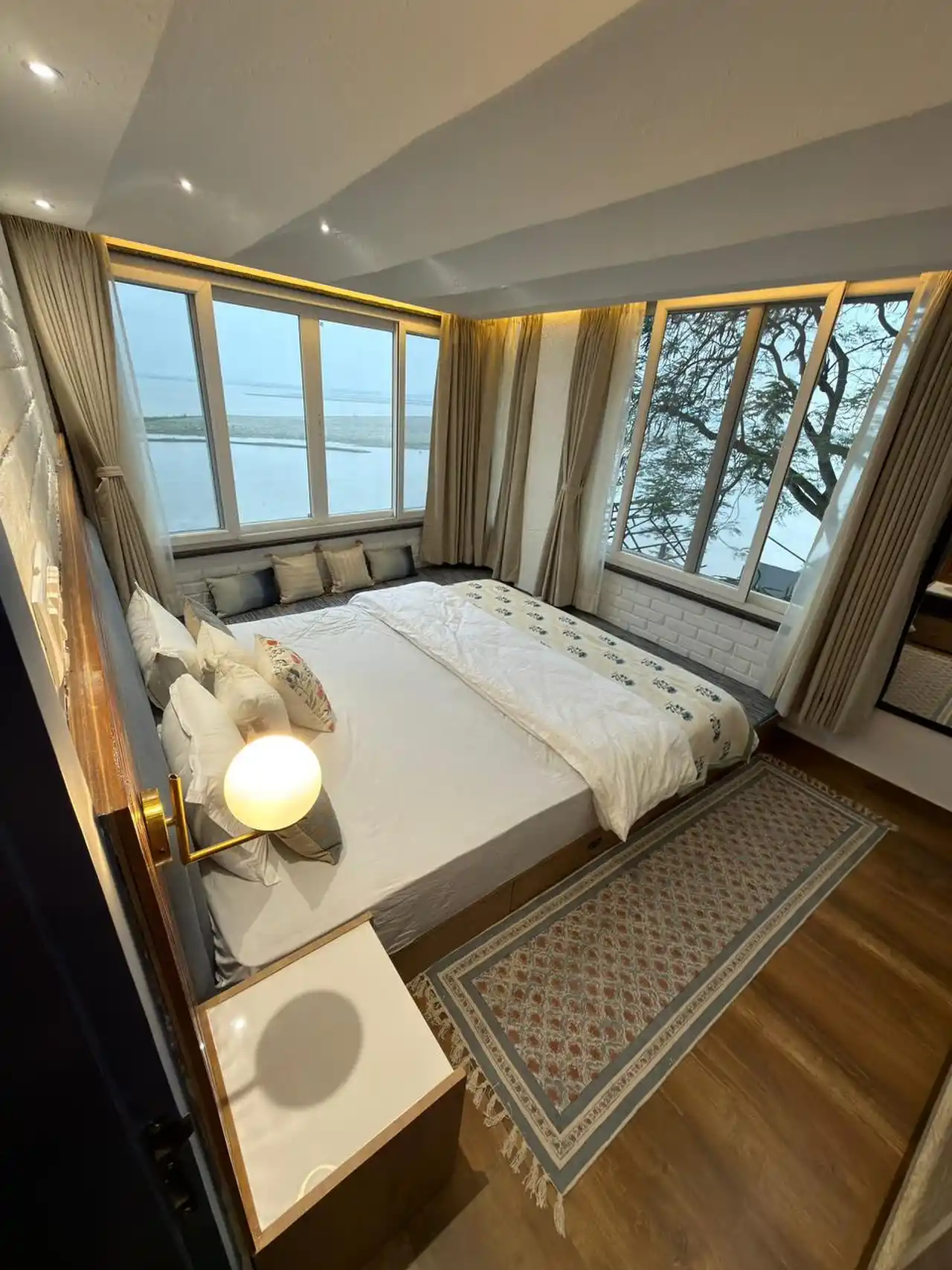 11. Corner Window Bedroom with Window Seat Platform