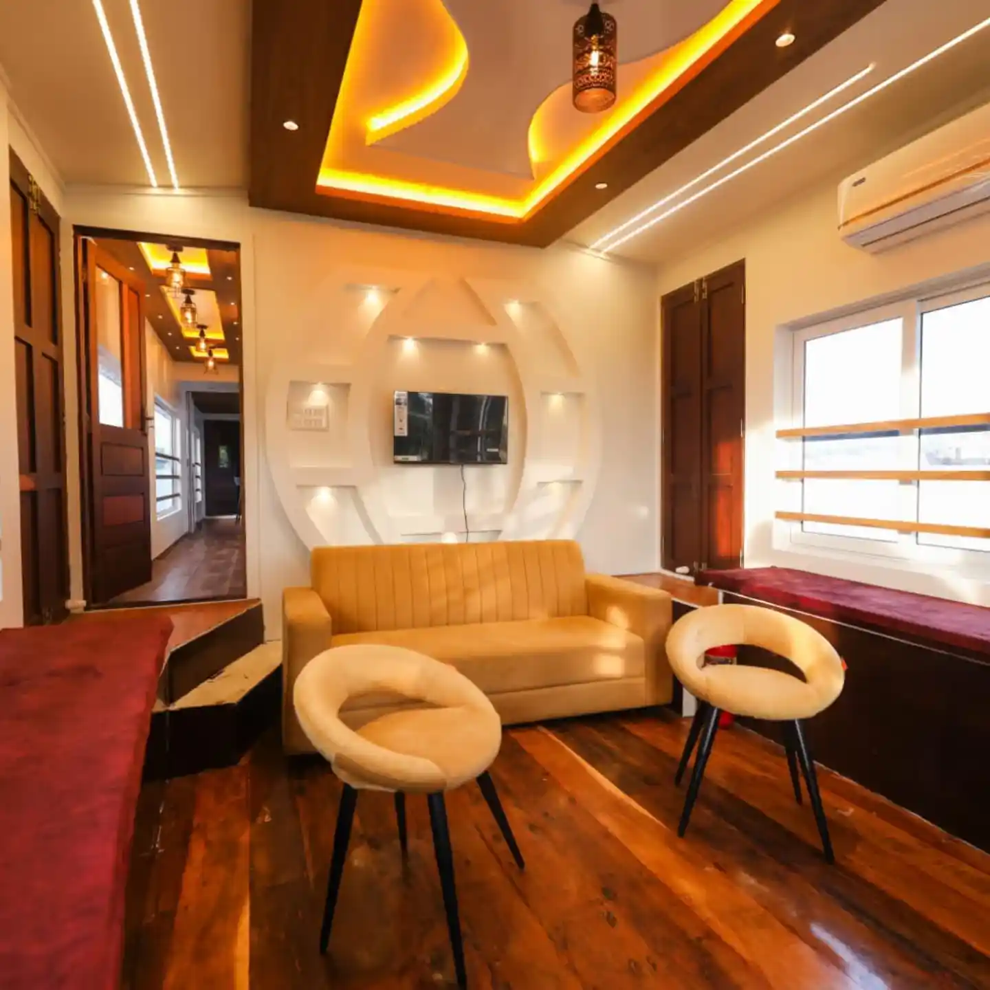 13. A Glowing Lounge With a Sculpted Ceiling