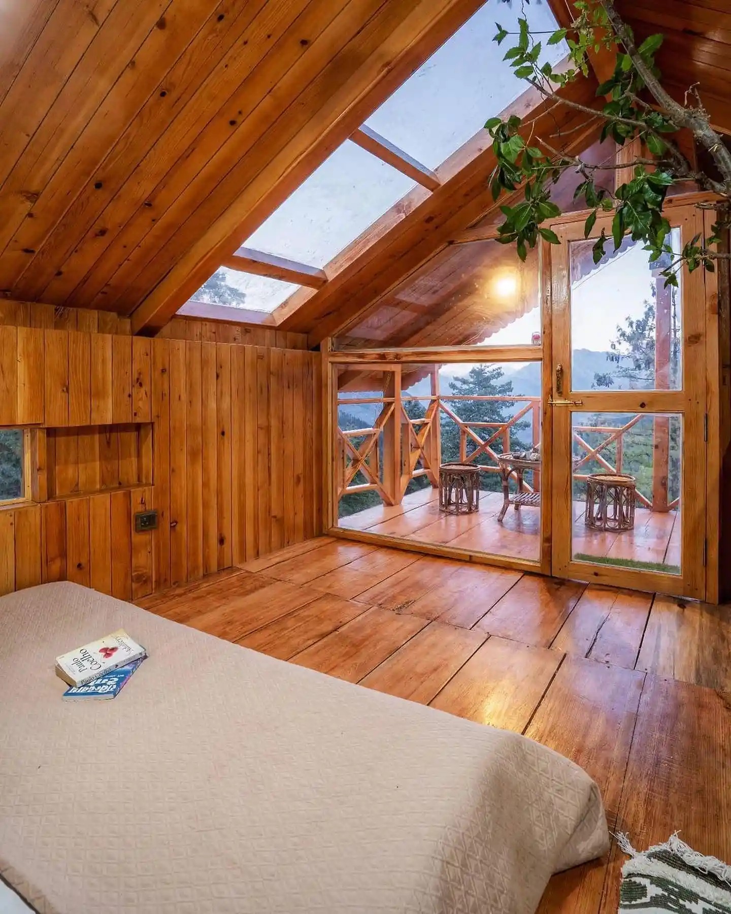 5. A Low Bed and a Wall Niche Keep the Floor Open