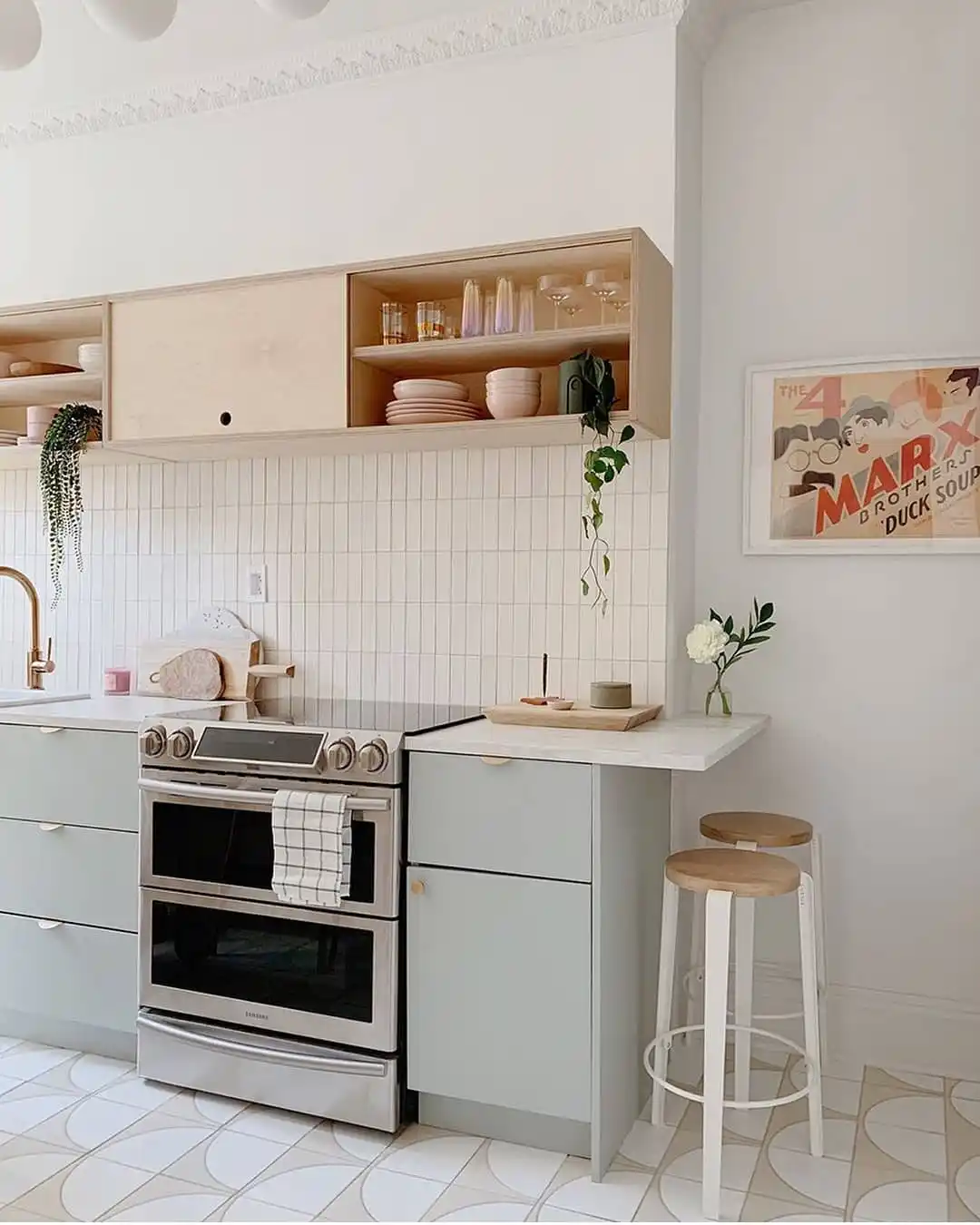 15 Tiny House Kitchen Ideas With Full-Size Function 13 Slide In Double Oven With a Breakfast Ledge