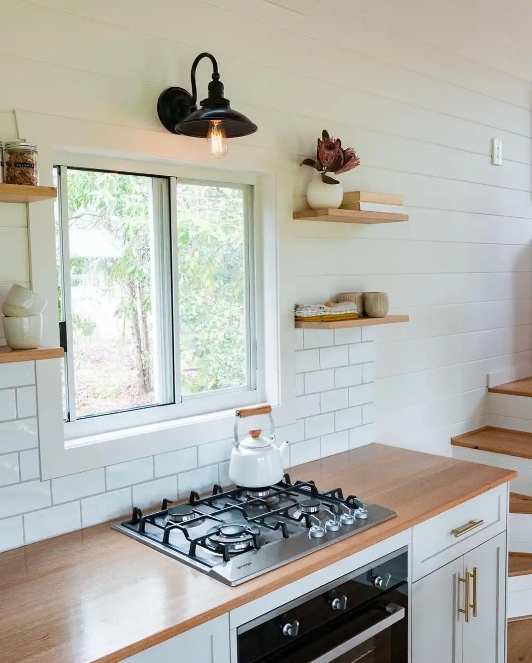 15 Tiny House Kitchen Ideas With Full-Size Function 2 Gas Cooktop and Wall Oven Under One Window